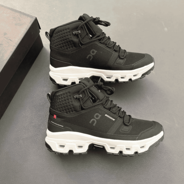 On Running Cloud-Series Hiking Boot